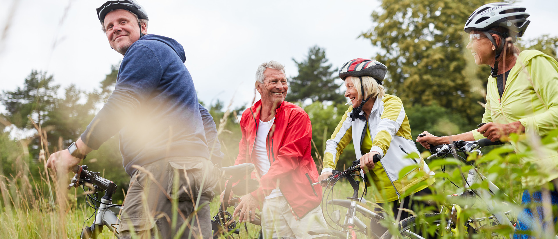 Mann fährt in einer Gruppe Fahrrad.